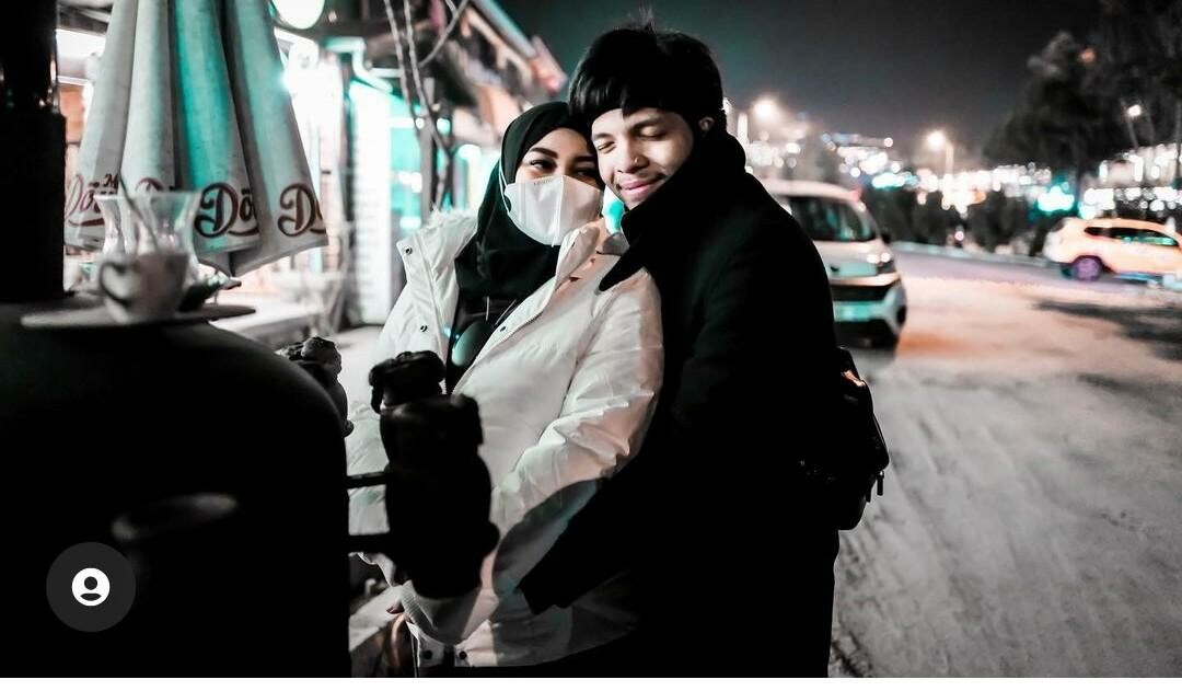 Pasangan selebritis Atta Halilintar dan Aurel Hermansyah beserta rombongan menjalani masa karantina di salah satu hotel mewah di Jakarta Pusat.